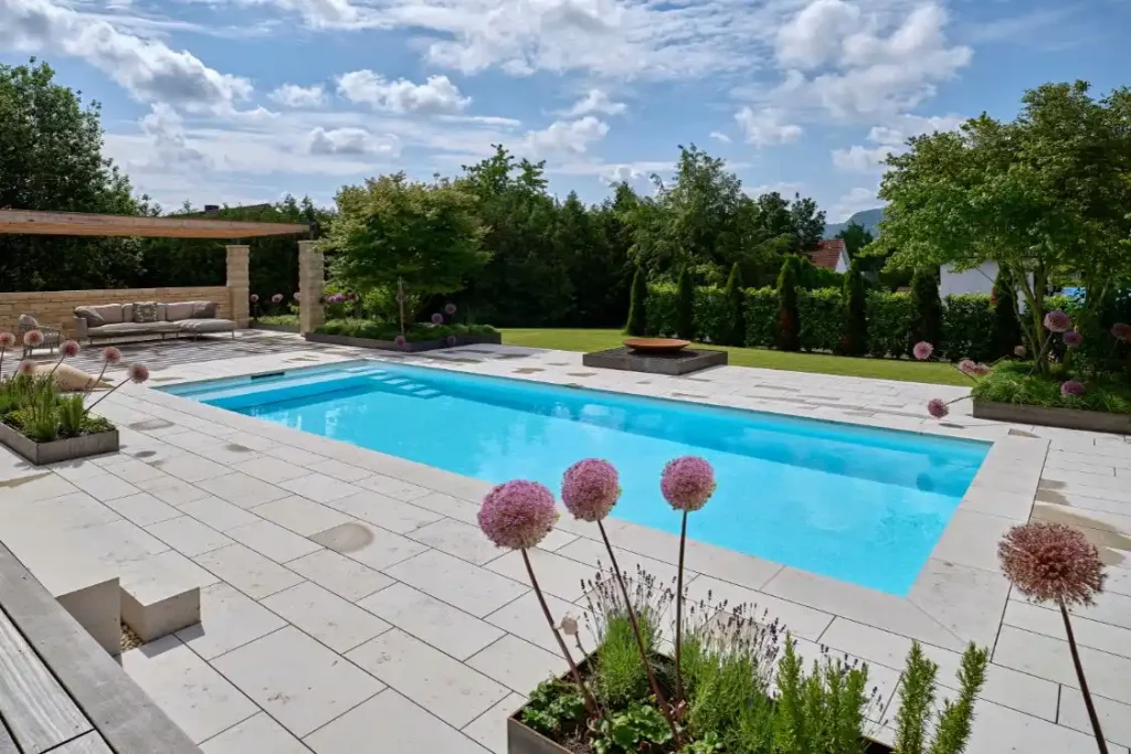 Großer Swimmingpool auf einer luxuriösen Terrasse.
