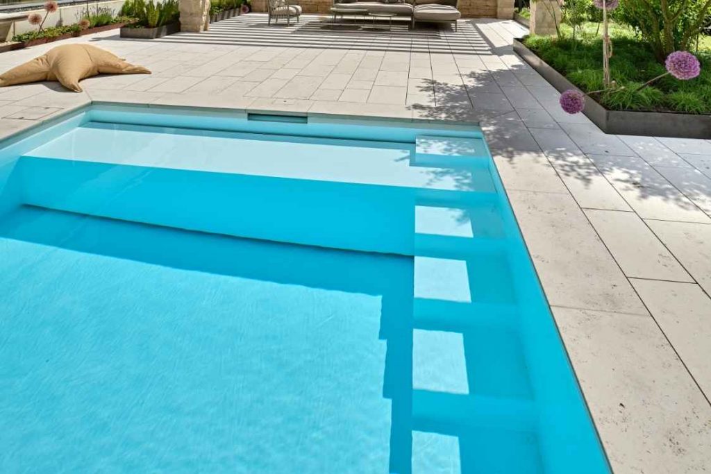 Großer Pool mit PP-Skimmer und breiter Sitzbank.