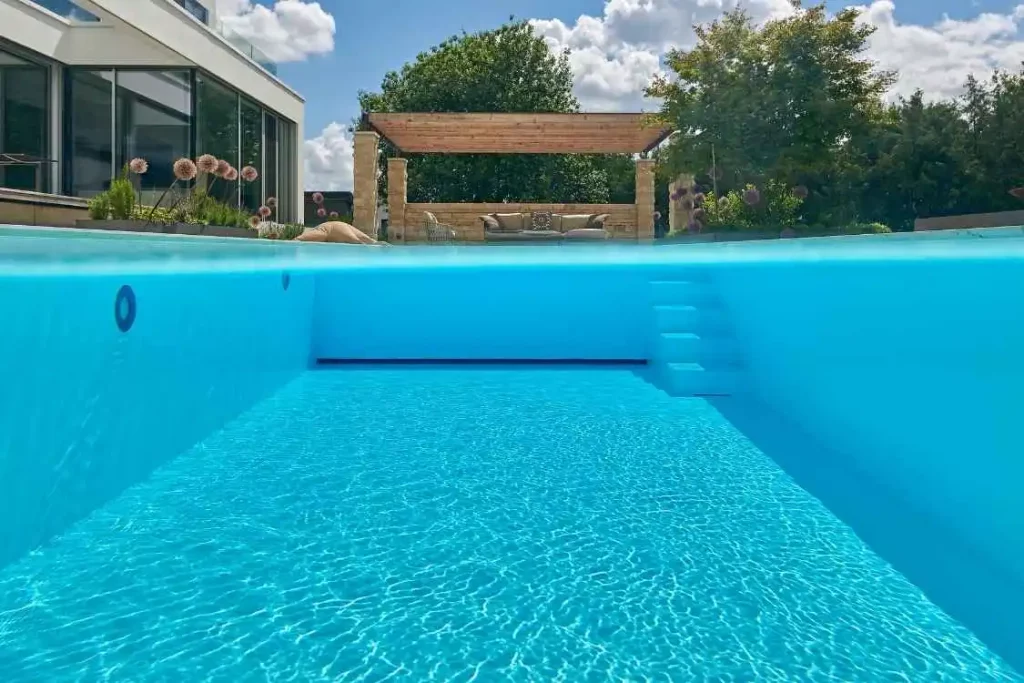 Premium-Swimmingpool von unter Wasser aus gesehen mit Poolbeleuchtung.