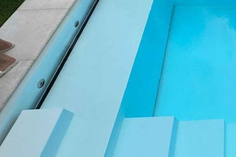 Detailaufnahme eines Terrassenpools mit Einstiegstreppe und Massagedüsen.