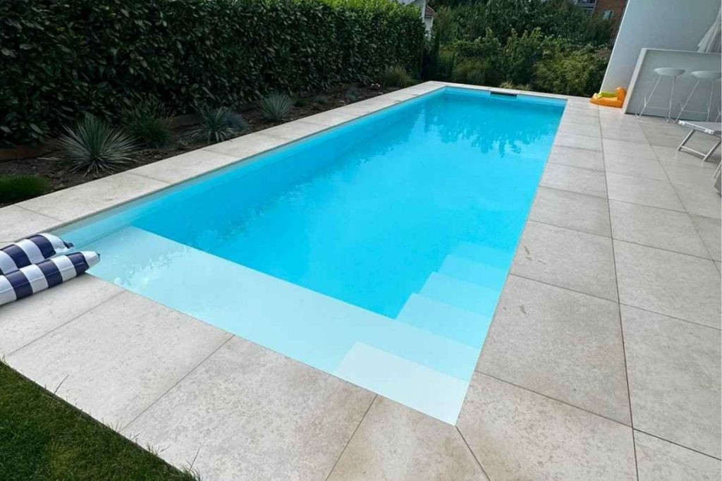 Pool auf einer Terrasse in schönem Poolblau.