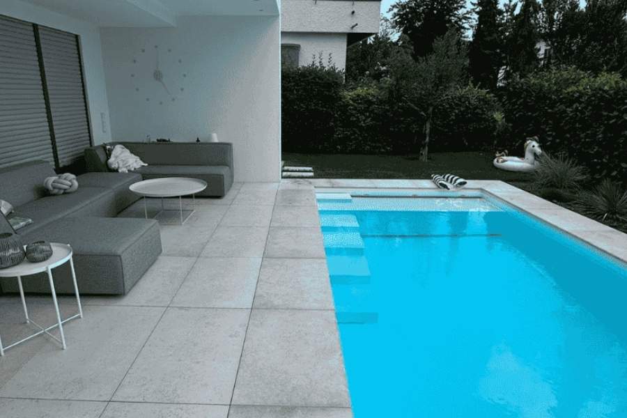 Terrassenpool mit integrierter Sitzbank mit Massagedüsen.