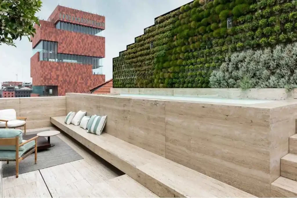 Pool auf einer Dachterrasse von der Seite gesehen. Mit Umrandung aus Stein.