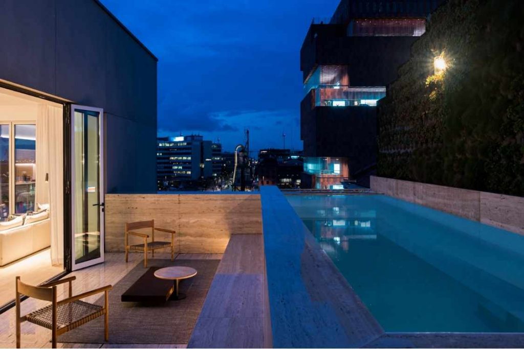 Pool auf einem Penthouse in der Abenddämmerung.