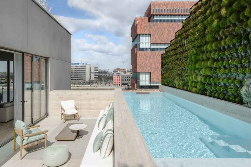 Penthouse-Swimmingpool mit Gegenstromanlage und Einstiegstreppe.