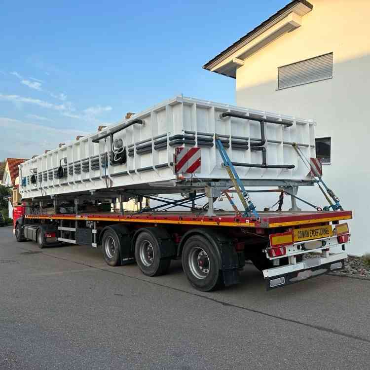 Pool auf einem Schwertransporter.