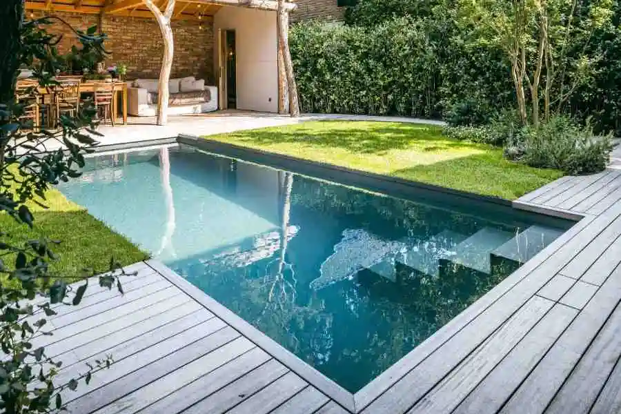 Pool, der sich harmonisch zwischen Garten und Terrasse einfügt.