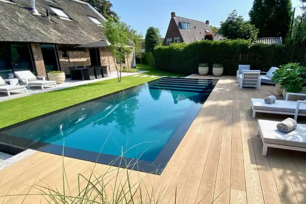 Infinity-Pool in einem Resort.