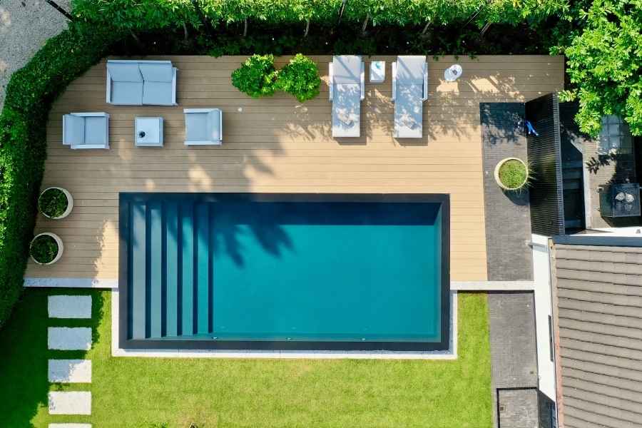 Infinity-Pool in einem Garten aus der Vogelperspektive gesehen.