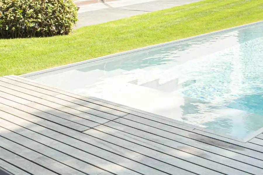 Swimmingpool-Detailansicht mit breiter Sitzbank und Treppe.