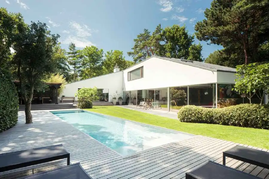 Ein Swimmingpool vor einem Eigenheim.