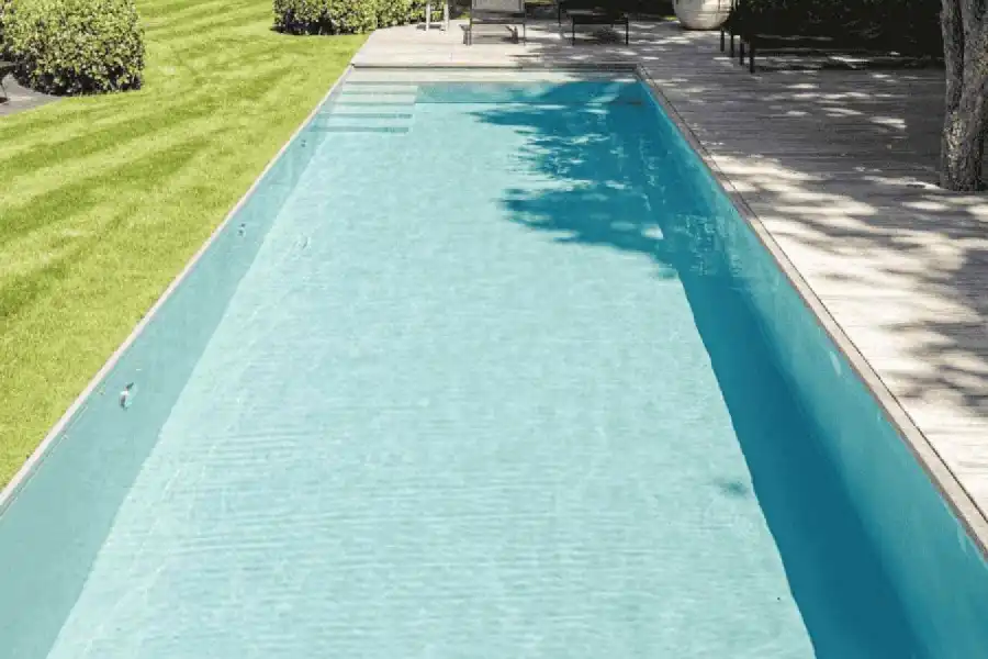 Swimmingpool im Garten. Perfekt zum Entspannen und Schwimmen.