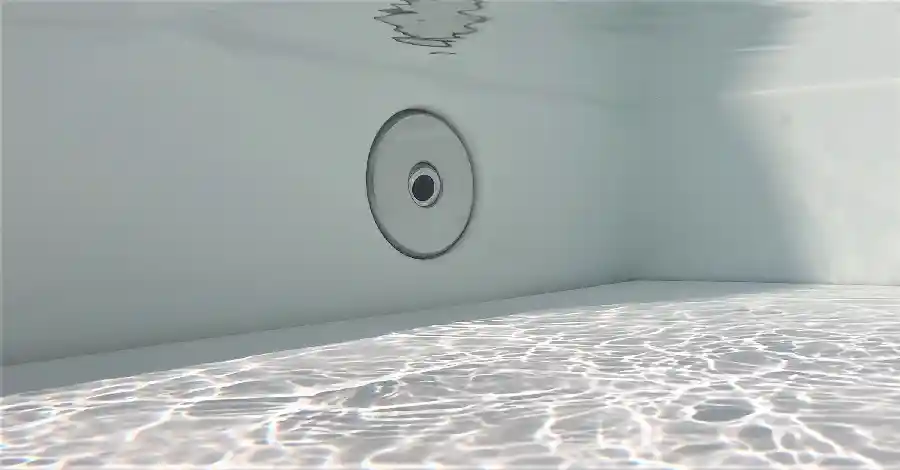 Einlaufdüse in Pool unter Wasser