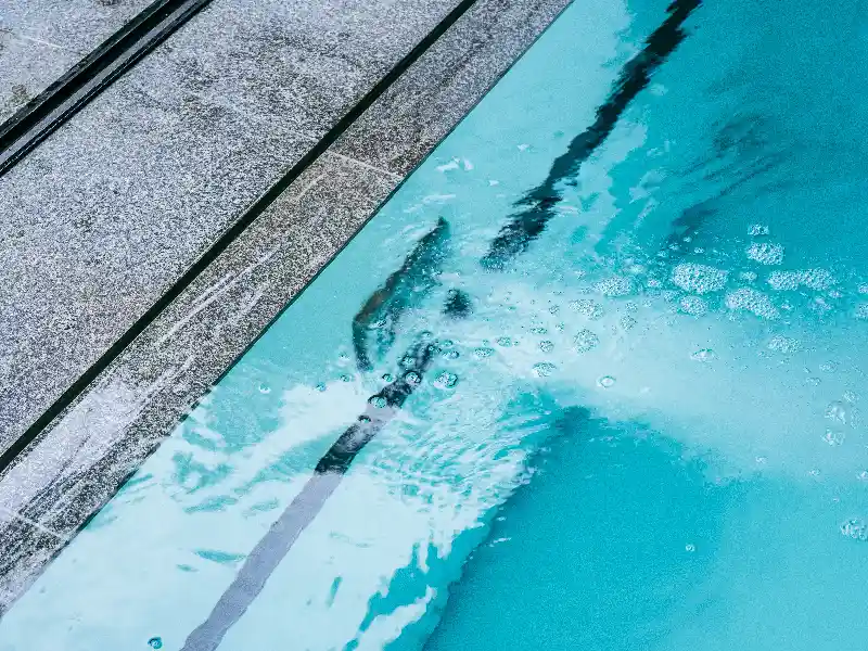 Laufende Gegenstromanlage eines Swimmingpools.