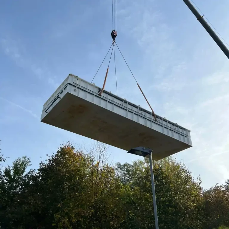 Poolbecken, dass an einem Kran hängt.