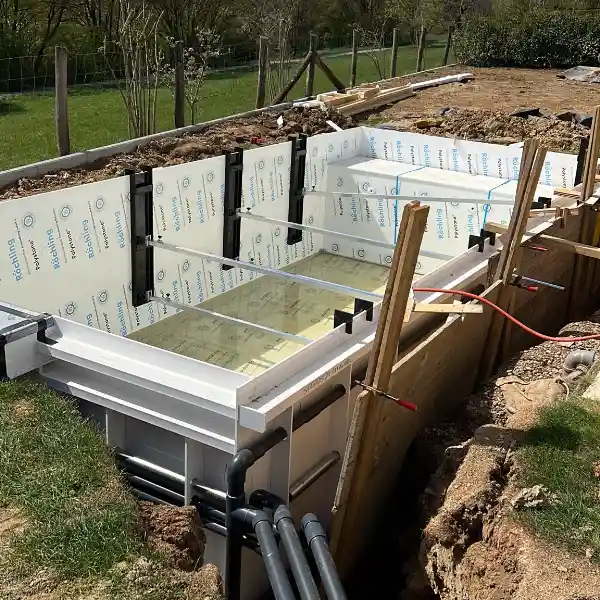 Pool im Garten beim Einbau