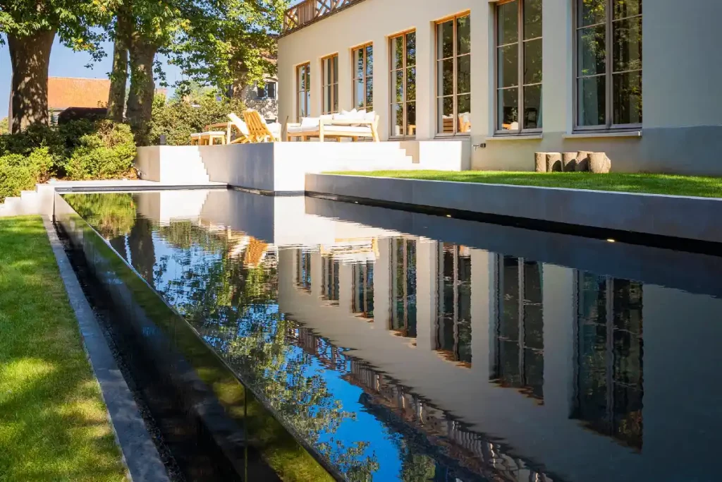 Dunkler Infinity-Pool