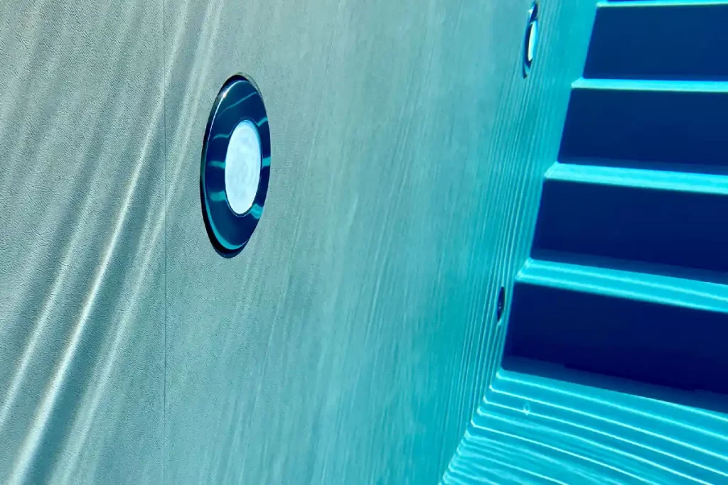 Poolbeleuchtung von unter Wasser aus gesehen