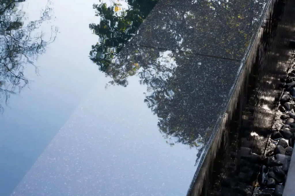 Detailansicht Überlaufrinne von Infinity-Pool